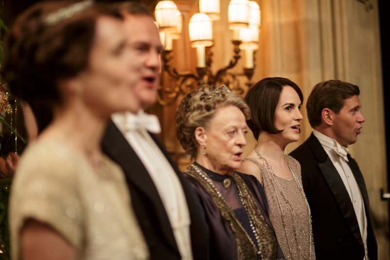 Tidings of comfort and joy from the Crawley family (Nick Briggs/Carnival Film & Television Limited 2014)